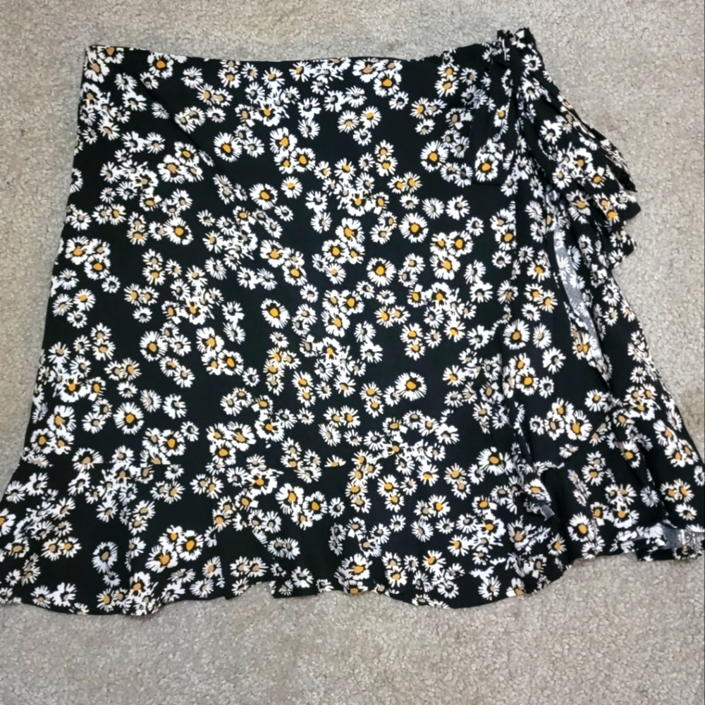 Flowy flower skirt with elastic waistband